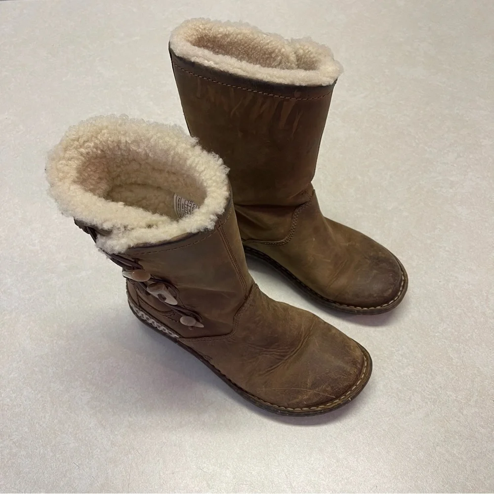 Ugg Kona Boots Chestnut Suede Leather Shearling Sheepskin Lined Toggle size 6